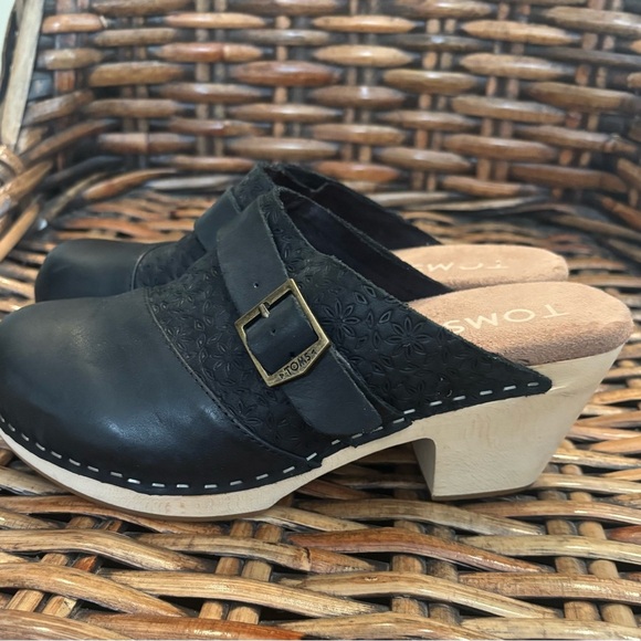 Tom's Elisa Wooden Heel Clog
Black and Cream Leather Mules with Buckle - Picture 1 of 9